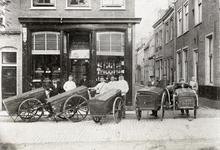 500271 Afbeelding van de broodbezorgers met hun broodkarren van bakkerij J. Moolenbeek (Nieuwegracht 125) te Utrecht. ...